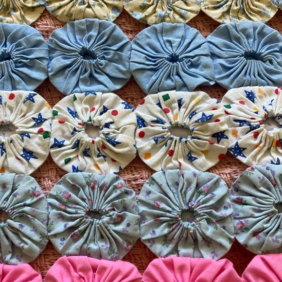 vintage hand stitched Yo-Yo quilt - Picture 5 of 8